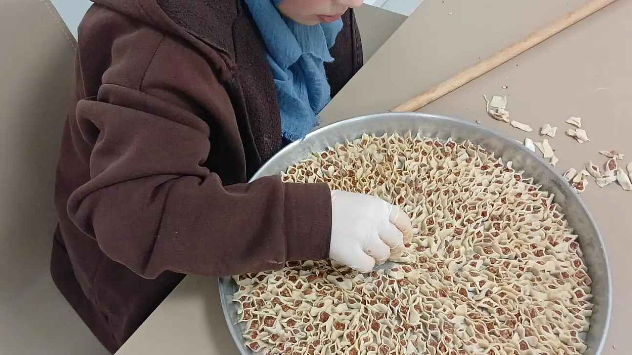 Kayseri'de öğrenciler mantı sıktı