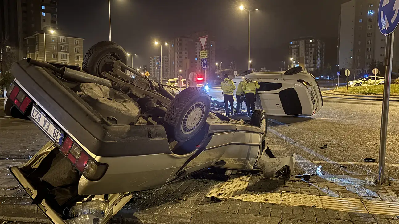 Kayseri'de ortalık savaş alanına döndü: Otomobillerden biri yan yattı, diğeri takla attı