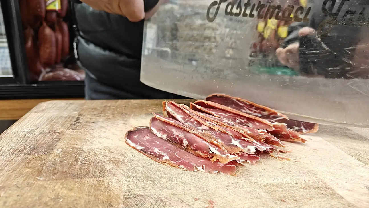 Kayseri'de pastırma altınla yarışıyor! Fiyatlar dudak uçuklattı