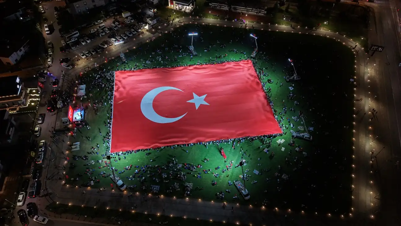 Kayseri'de tarihi an! Dünyanın en büyük Türk bayrağı açıldı