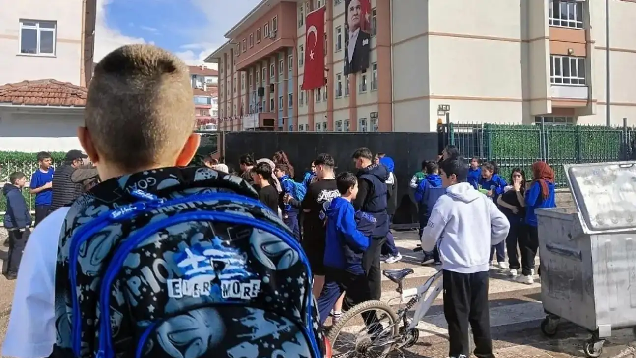 Kayseri'de velilere dikkat çeken çağrı: Çocukların çantasını kontrol edin!