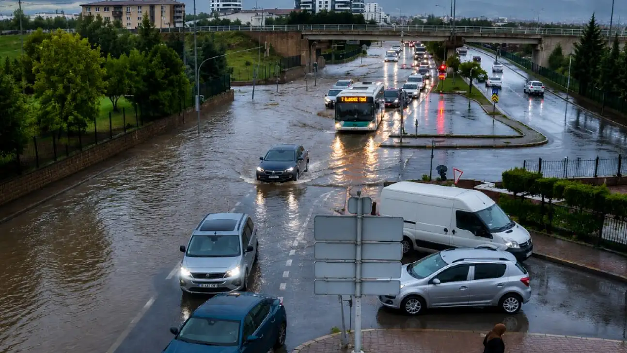 Kayseri'de yağmurla karışık dolu yağdı sel oldu