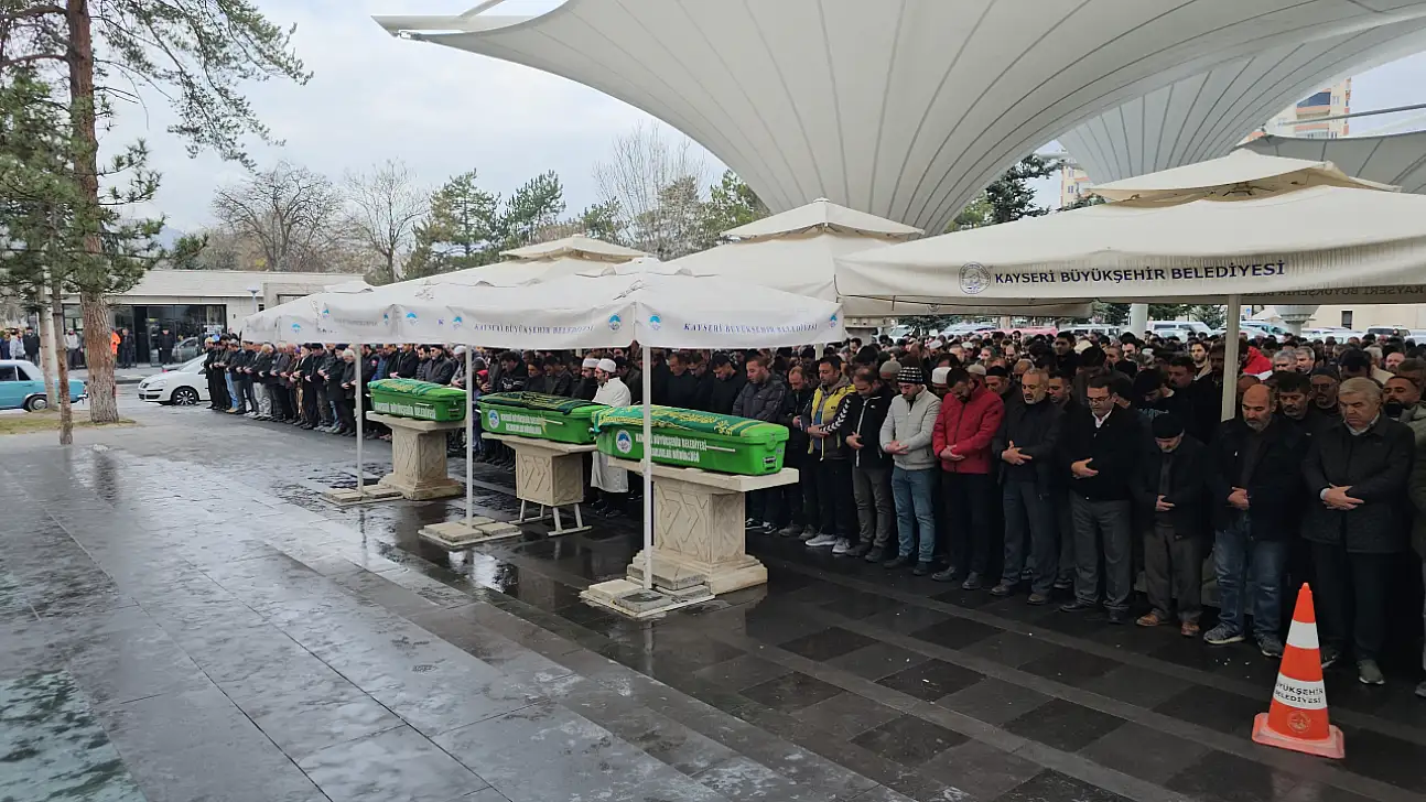 Kayseri'de yürek burkan fotoğraf! Anne, oğlu ve kızı yan yana uğurlandılar!