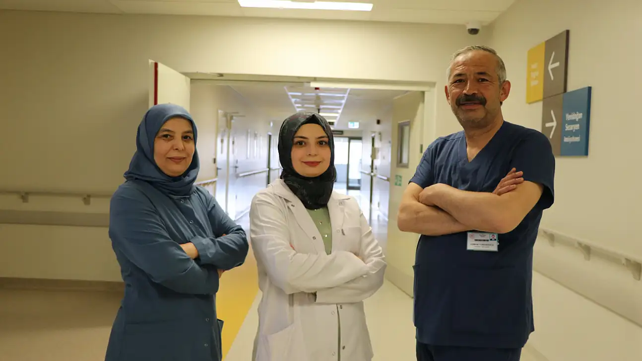 Kayseri'den mezun olan eczacı anne ve babası ile aynı hastanede çalışıyor!