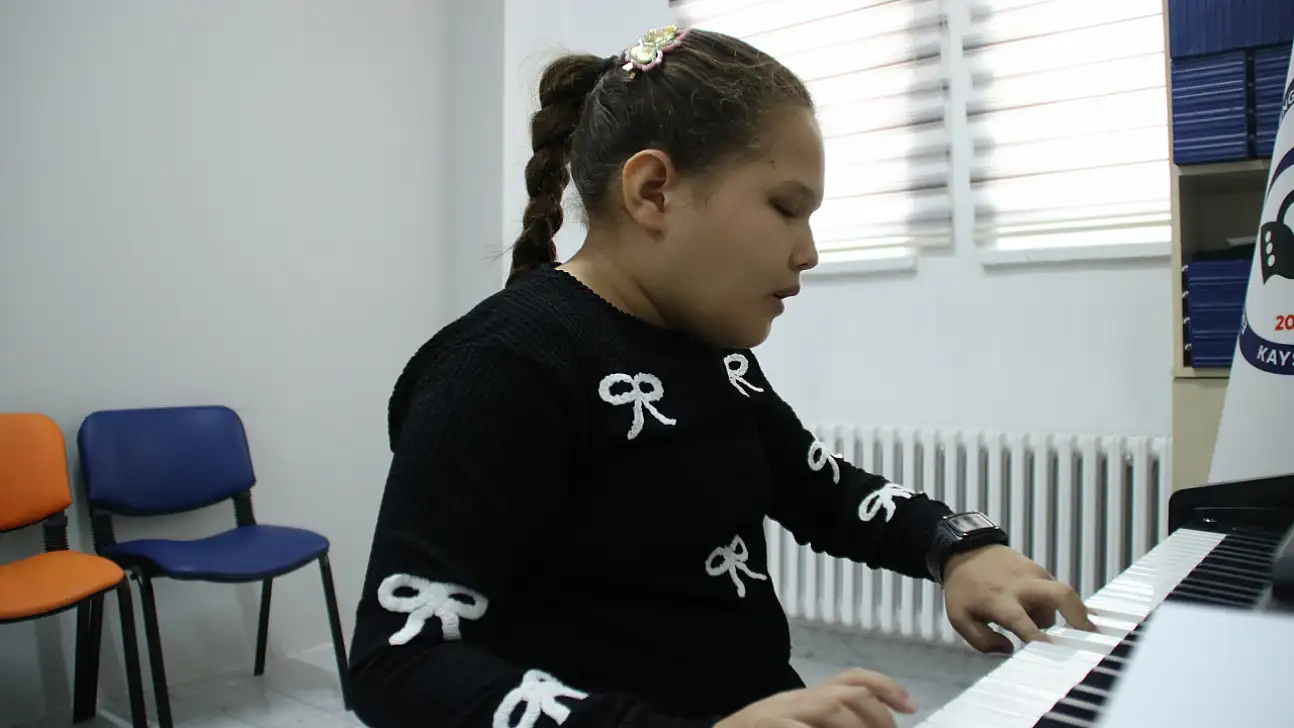 Kayseri'nin minik Mozart'ı: Piyanoda 5-6 notayı aynı anda ayırt ediyor!