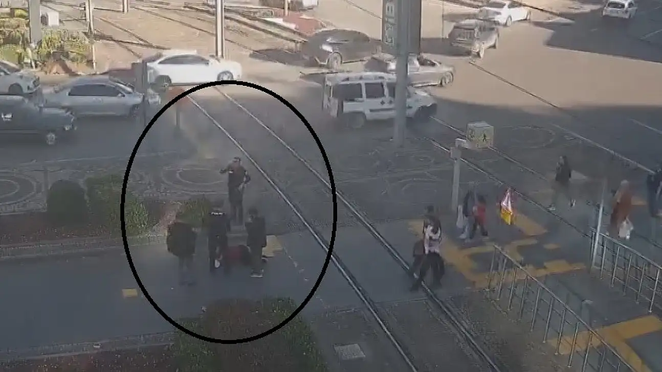 Kayseri polisinden örnek davranış: Ambulans gelene kadar başında beklediler