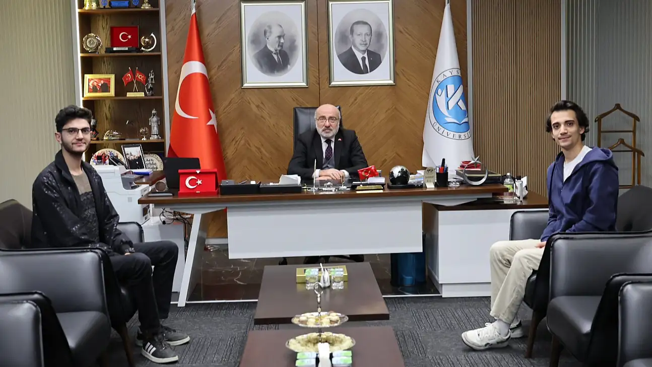 Kayseri Üniversitesi öğrencilerinden Rektör'e ziyaret!