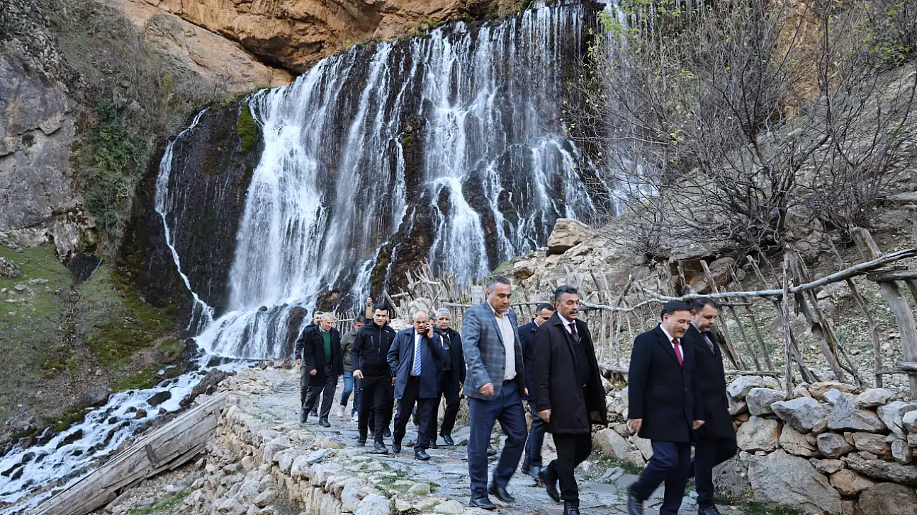 Kayseri Valisi, dünyanın en büyük ikinci şelalesinde!