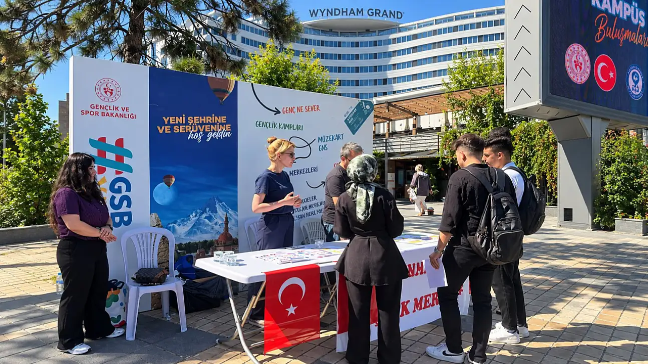 Kayseri'ye üniversite için gelen öğrencileri bu stantlar karşılıyor