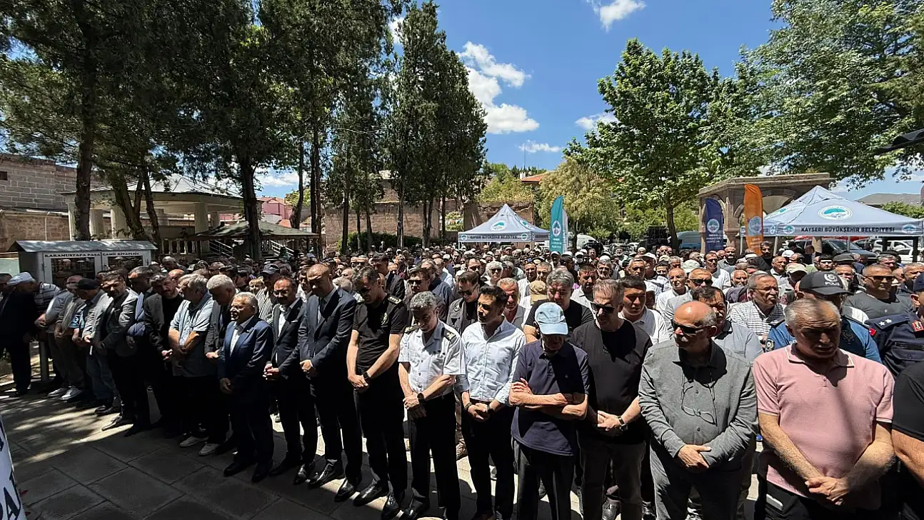 Kayserili eski Bakanın eşi toprağa verildi!