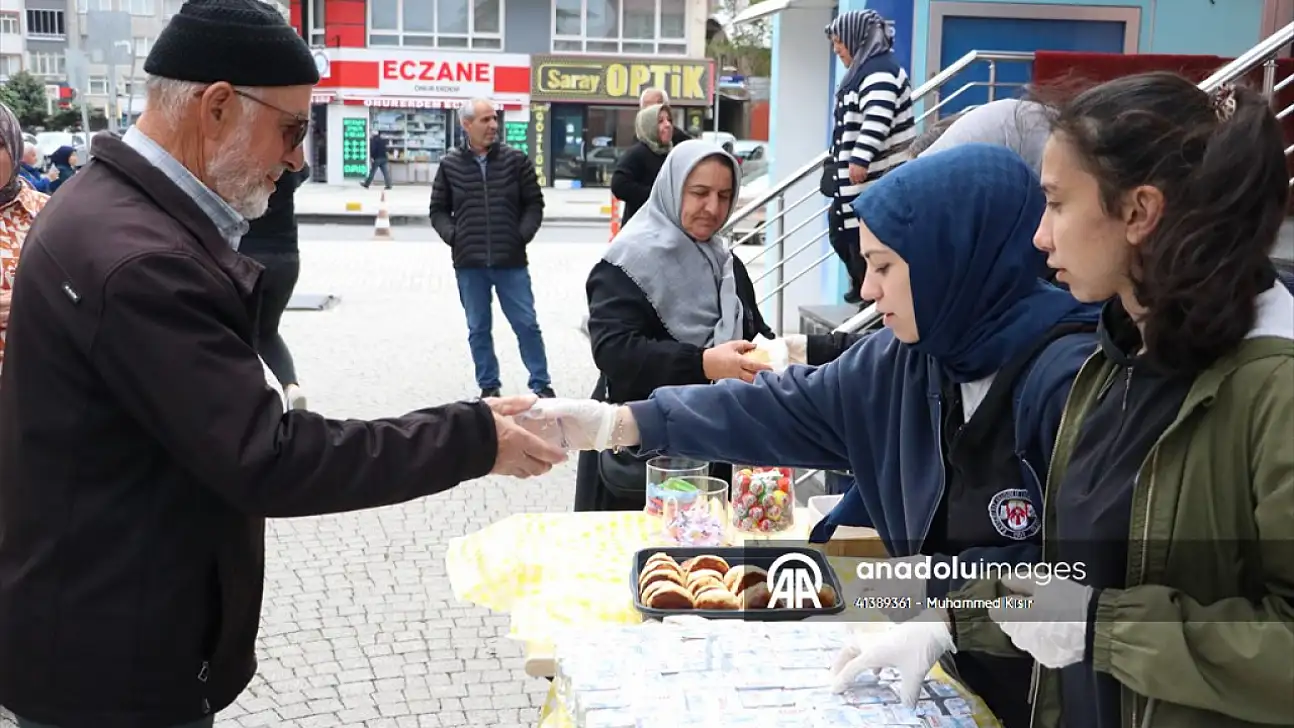 Kayserili öğrencilerden hastane önünde anlamlı etkinlik