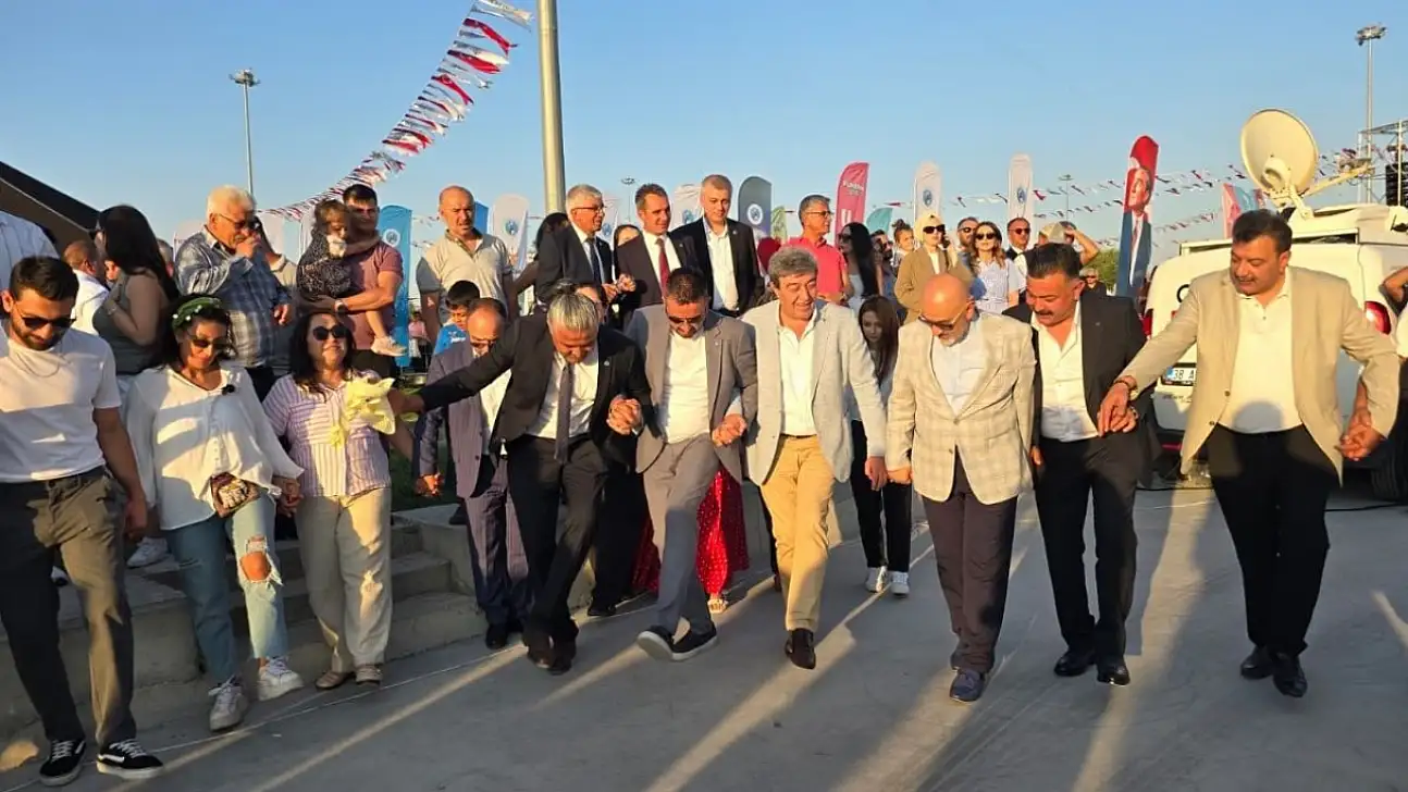 Kayserili vekilden şenliğe damgasını vuran halay!