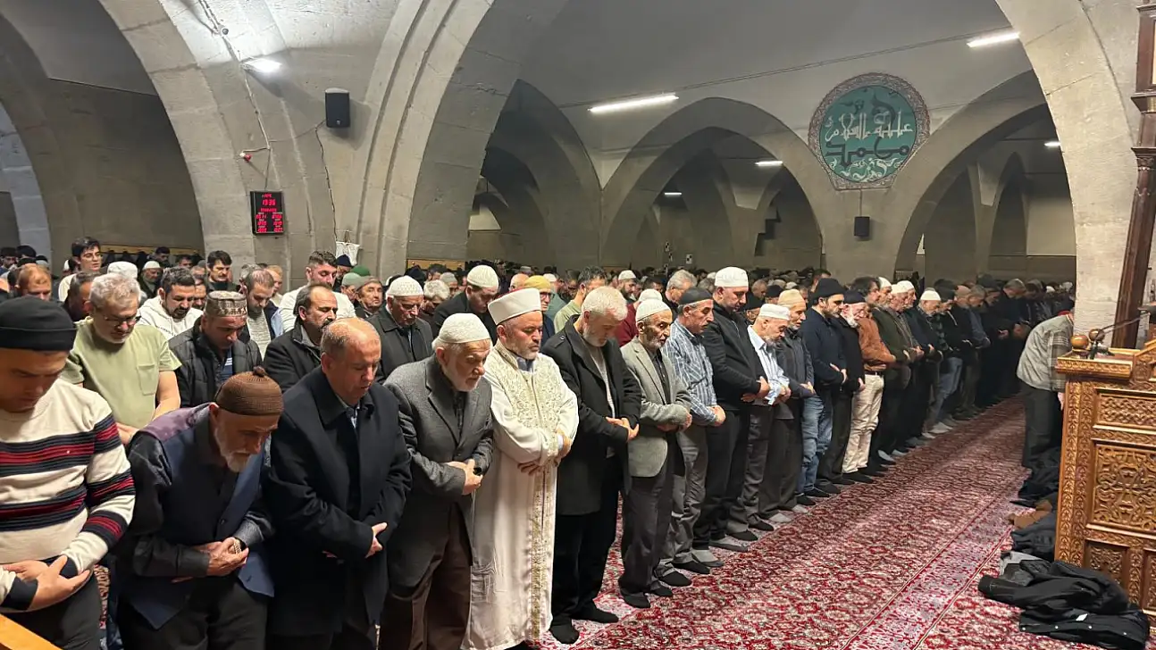 Kayserililer Berat Kandili'nde camilere akın etti