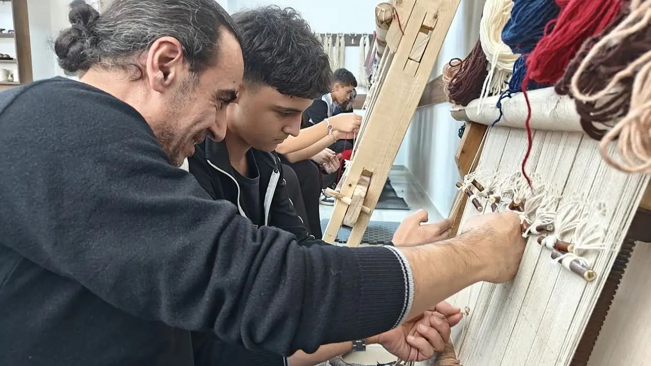 Kimse beklemiyordu... Öğrenciler asırlık sanatı yeniden canlandırdı