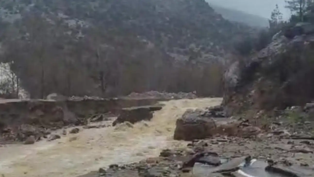 Kozan–Kayseri karayolu çöktü