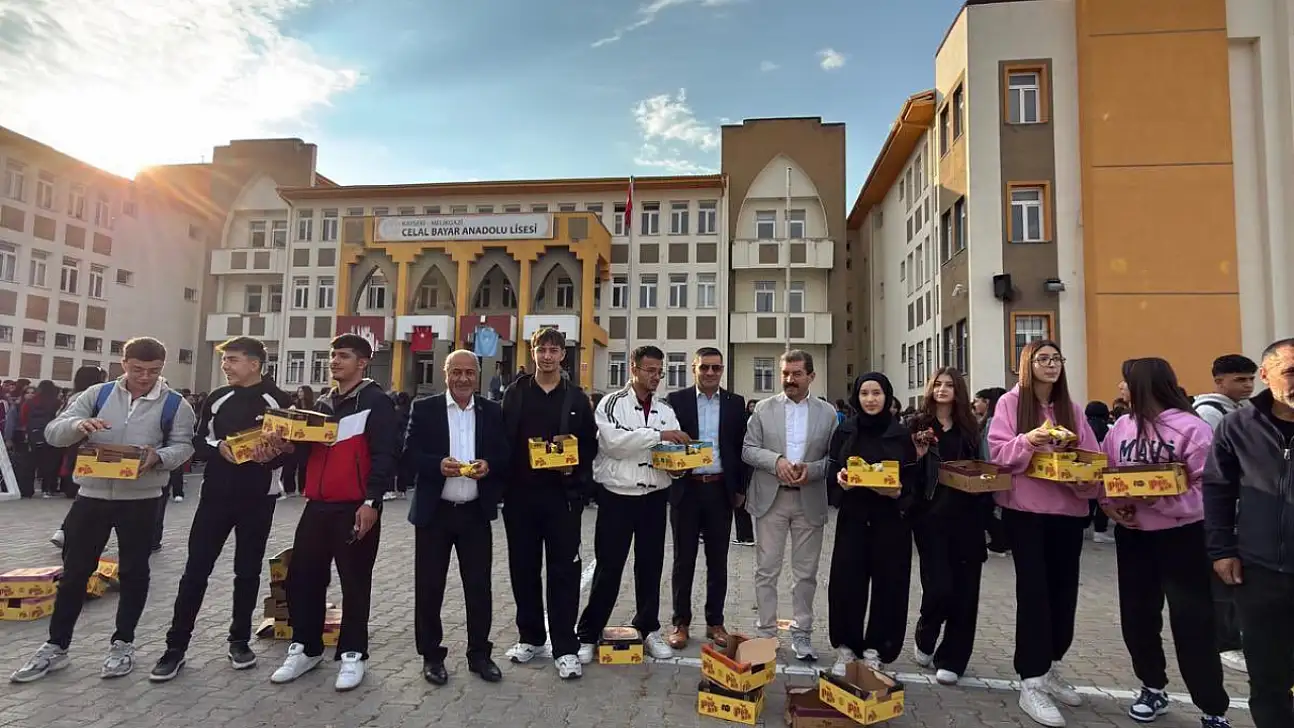 Liseliler arkadaşlarını böyle karşıladı