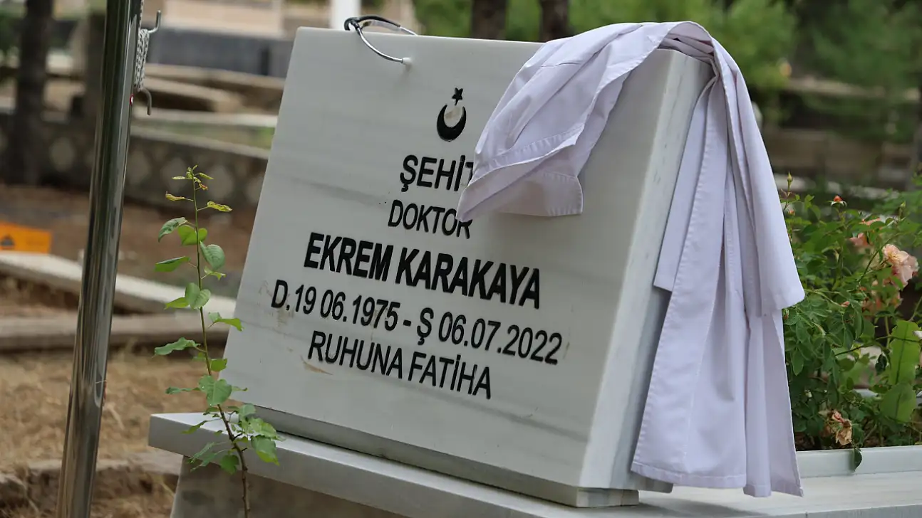 Mezar taşında bir doktor önlüğü! Tam 4 yıl oldu