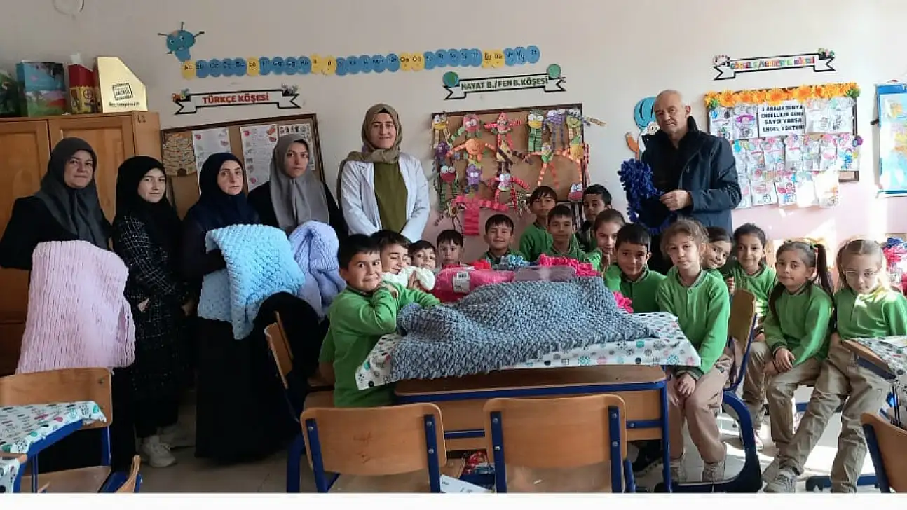 Minik ellerin ördüğü atkılar hastaların yüreğini ısıttı