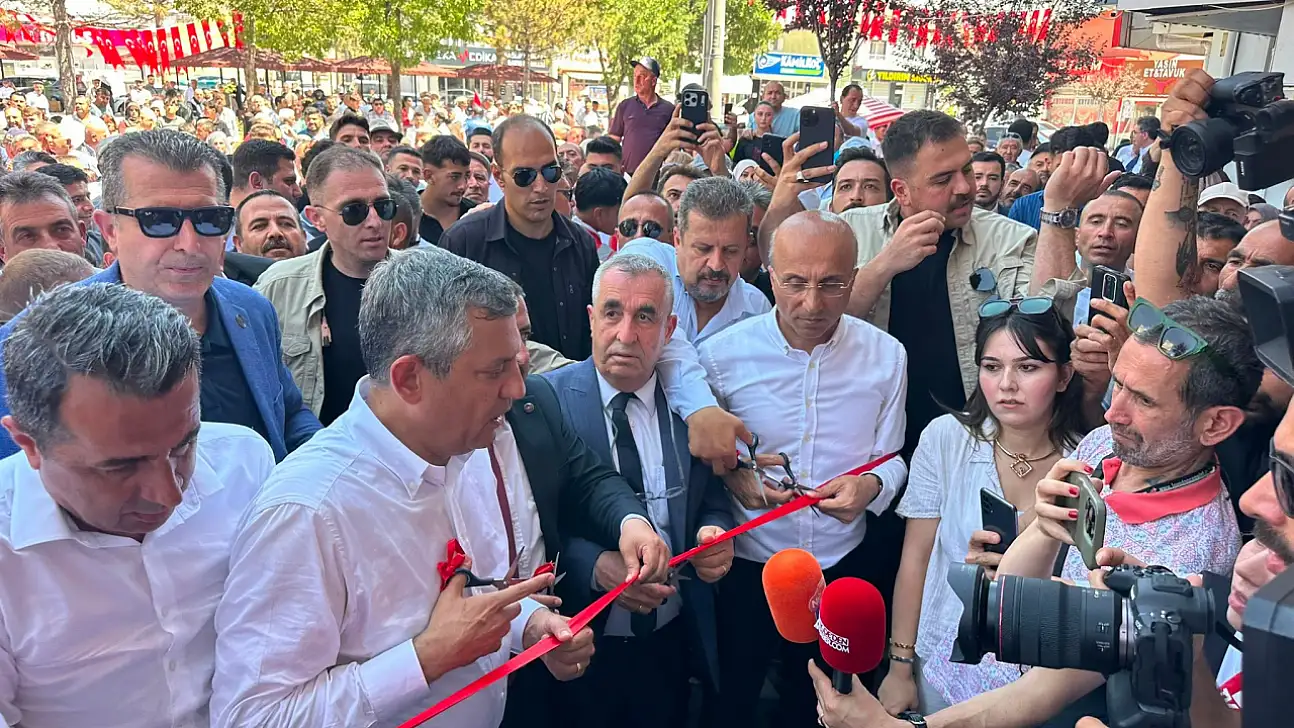 Özgür özel'in katıldığı açılışa akın ettiler! Genç de oradaydı
