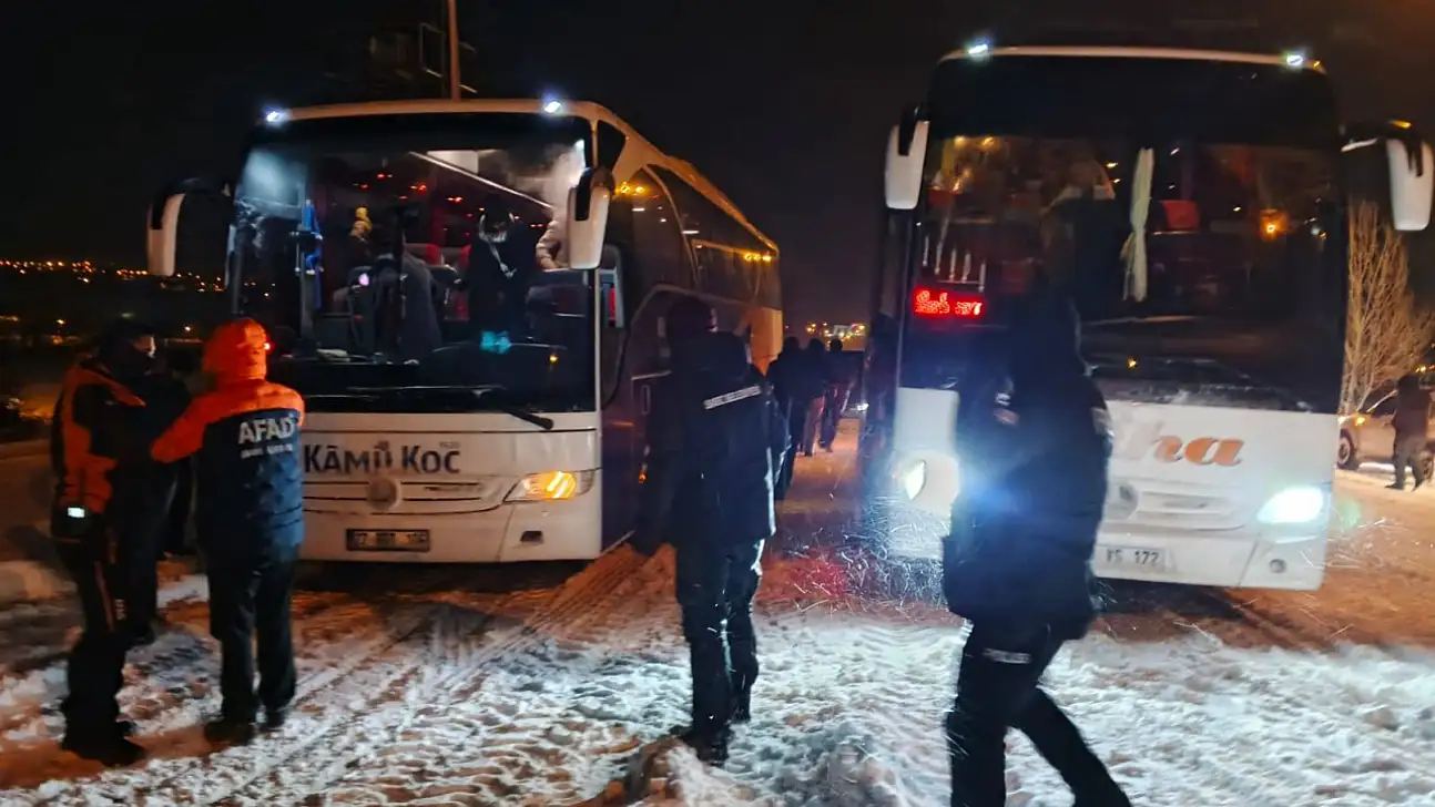 Sarız'da kar engelini sıcak çorba ısıttı