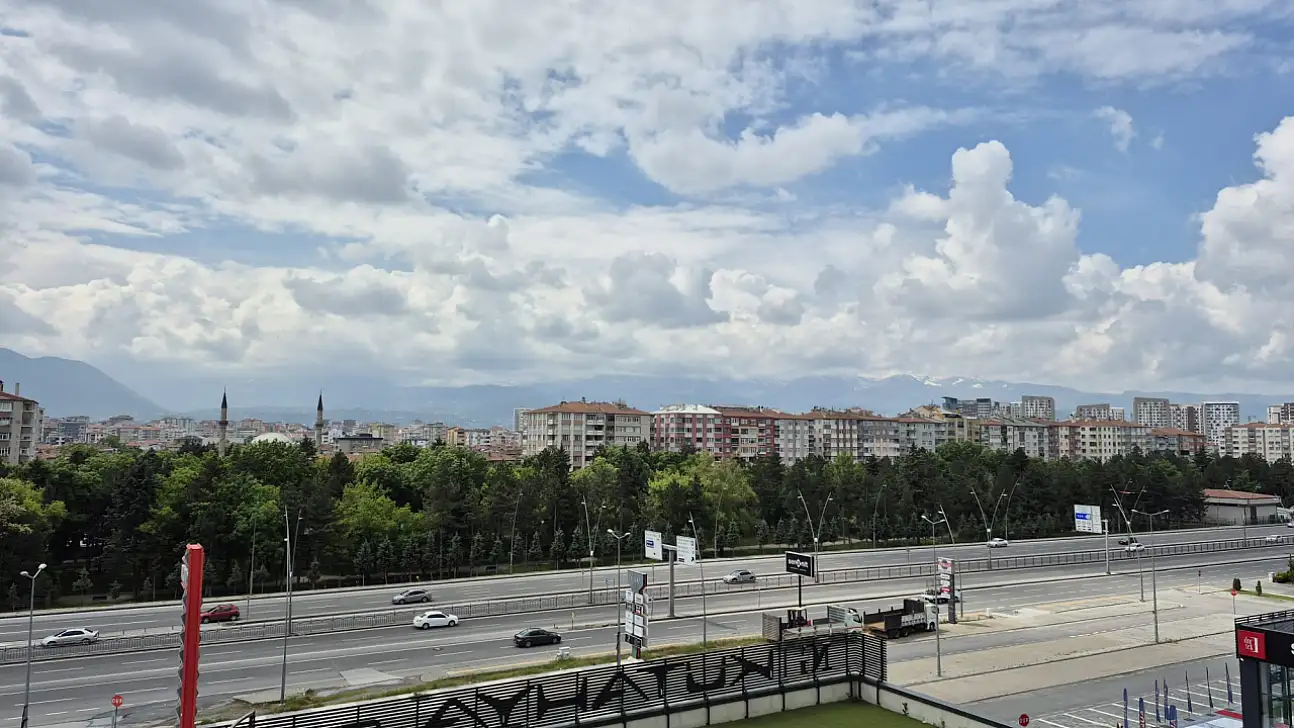 Şemsiyelerinizi kaldırmayın! Meteorolojiden öğleden sonrası için uyarı