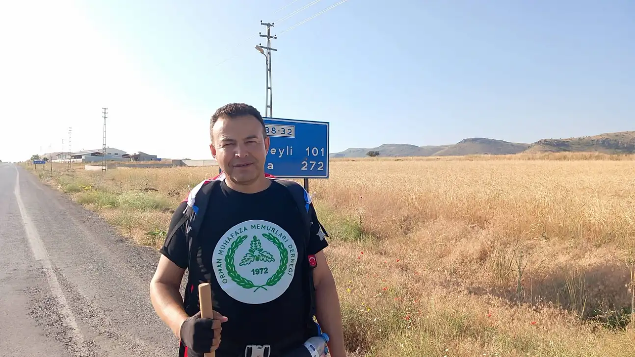 Sırtında Türk Bayrağı ile 48 kilometre yol yürüdü