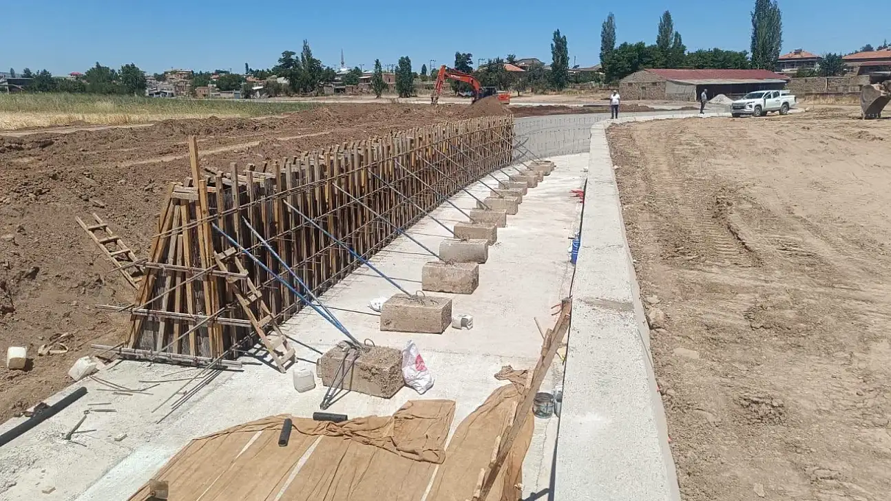 Tomarza'da taşkın koruma projesinde sona yaklaşıldı