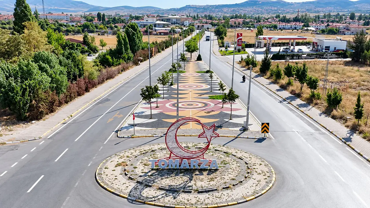 Tomarza'nın girişi rengârenk oldu