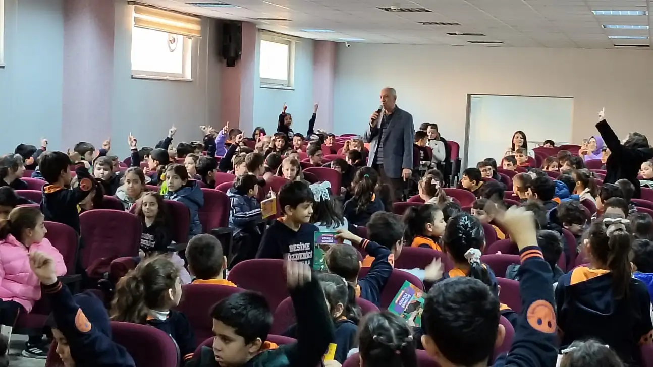 Türk edebiyatının sevilen ismi Kayseri'ye geldi