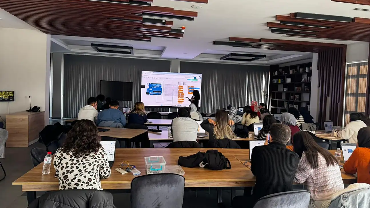 Üniversite öğrencilerine ücretsiz robotik kodlama eğitimi