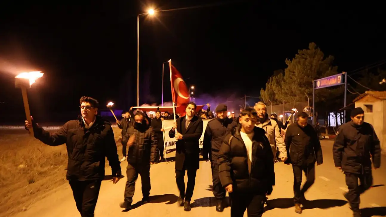 Unutulmaz gece: Gençler ve Kaymakam bakın neden yürüdü