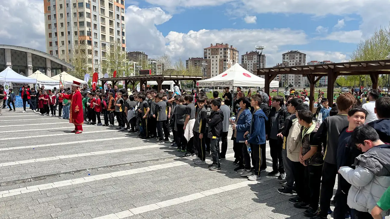 Vakıflar Bölge Müdürlüğü tarafından 1188 çocuk sevindirildi
