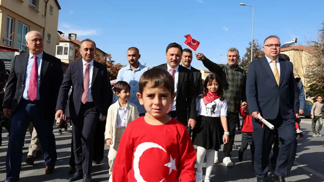 Vali Çiçek, Cumhuriyet coşkusunu miniklerle kutladı