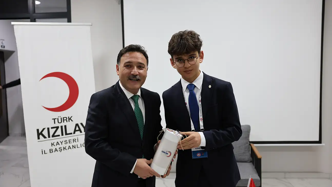 Vali Çiçek'i duygulandıran hediye: 50 öğrenciden 10 yıllık sır