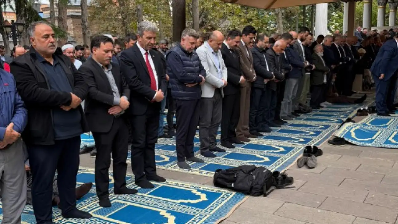 Vali Çiçek'in babaannesi son yolculuğuna uğurlandı