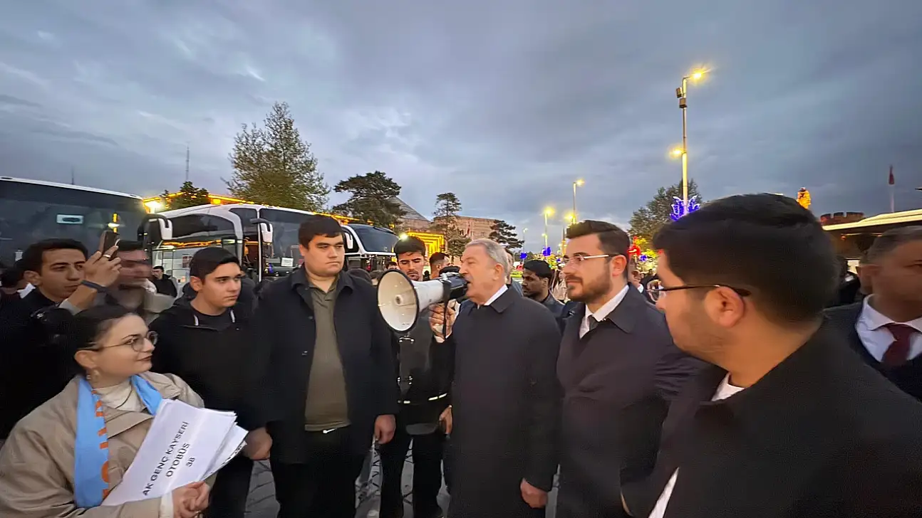 Yüzlerce gençten aynı slogan