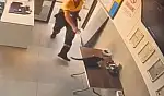 Akaryakıt istasyonunda karga kurtarma operasyonu..
