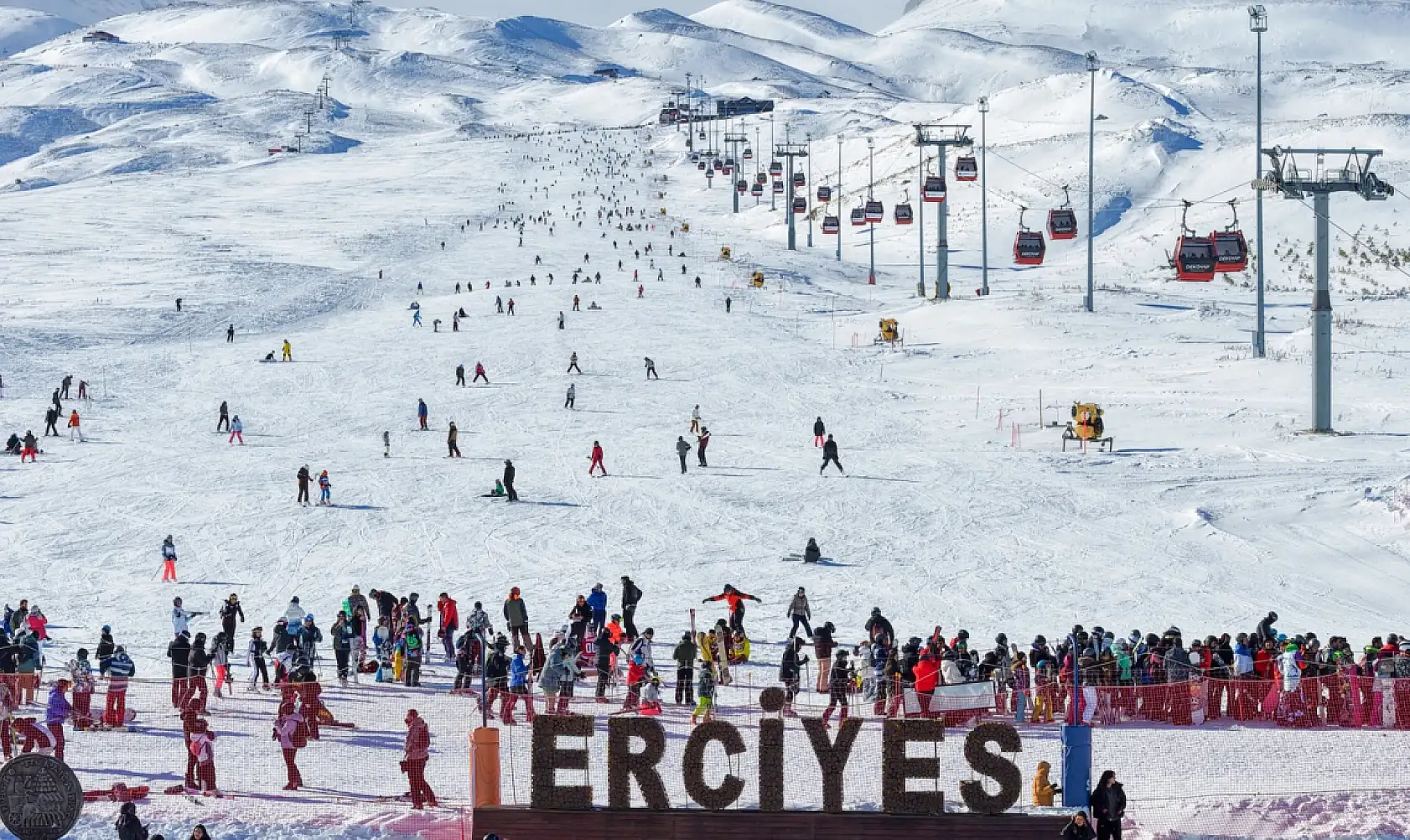 Erciyes'te dikkat çeken görüntü! Karda yürüyemeyince çareyi yüzmede buldular!