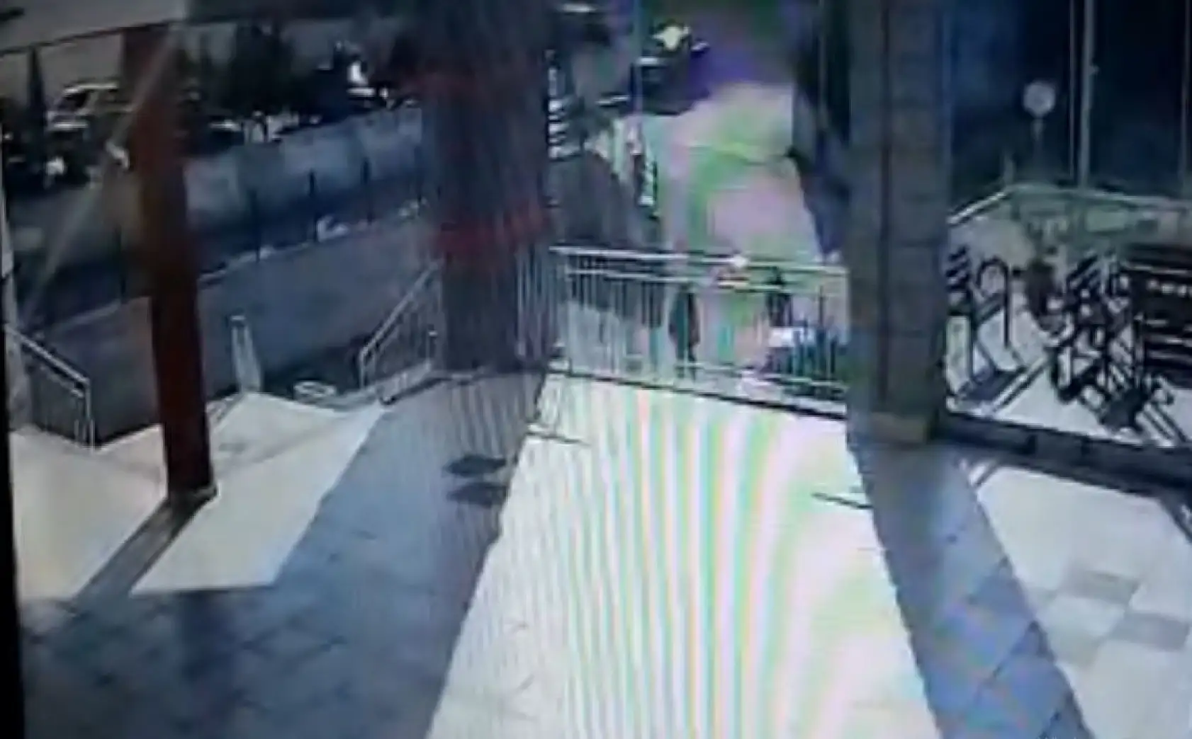 Cemevine balta ve çanta bırakarak uzaklaştılar