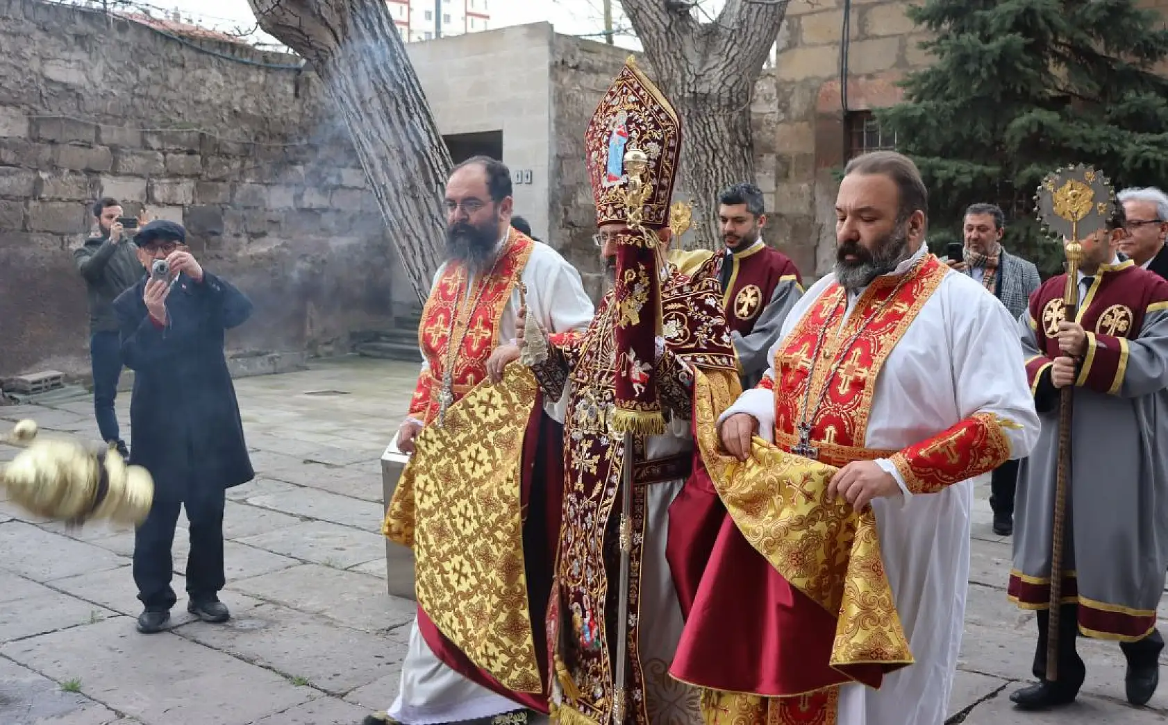 Miçing ayininde depremzedelere dua