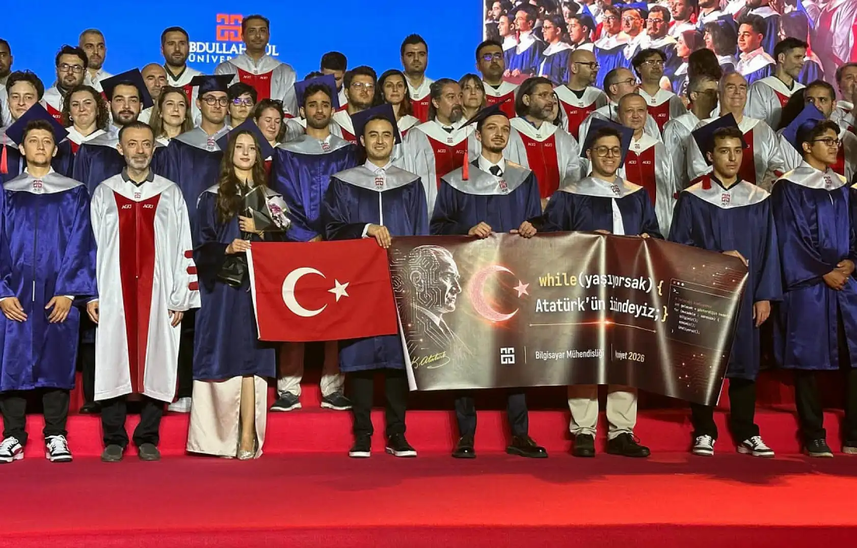 Abdullah Gül Üniversitesi mezuniyet töreninde öğrencilerden manidar pankartlar
