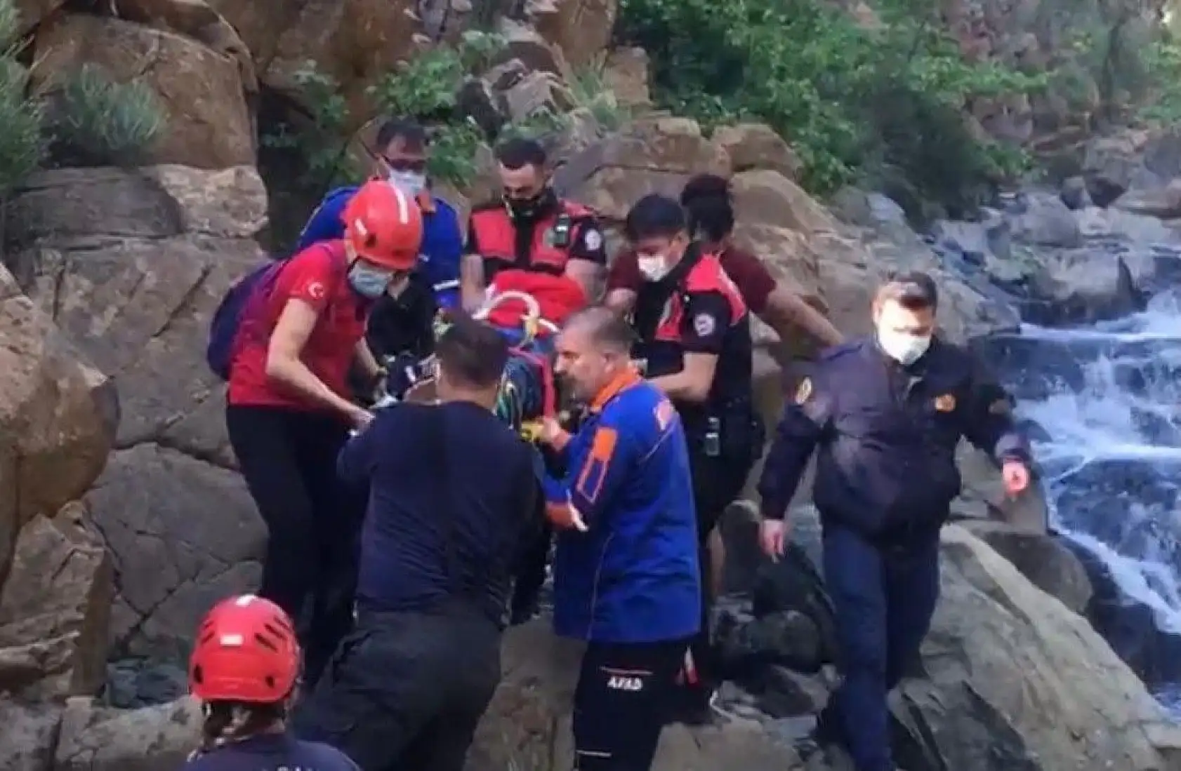 Doğa gezisinde kayalıklardan düştü