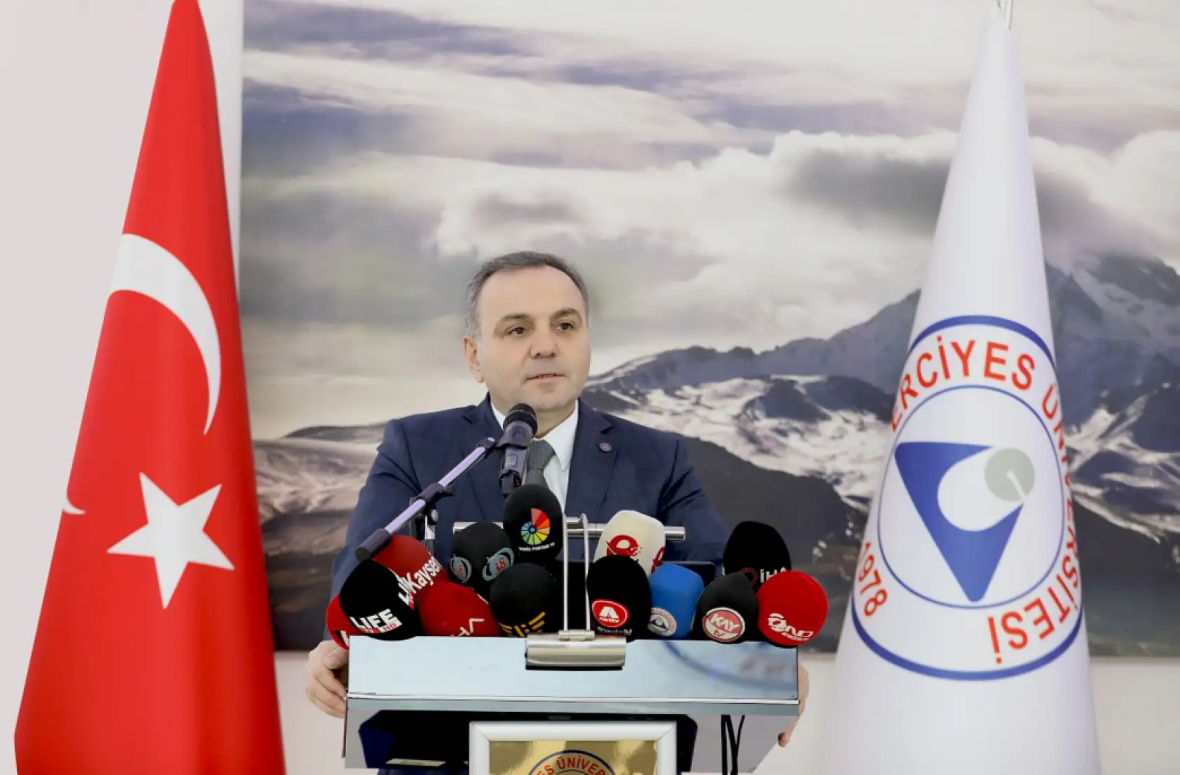 Sen neymişsin be Rektör! Belki de bunu ilk kez duyacaksınız, meğer bizim Rektör...