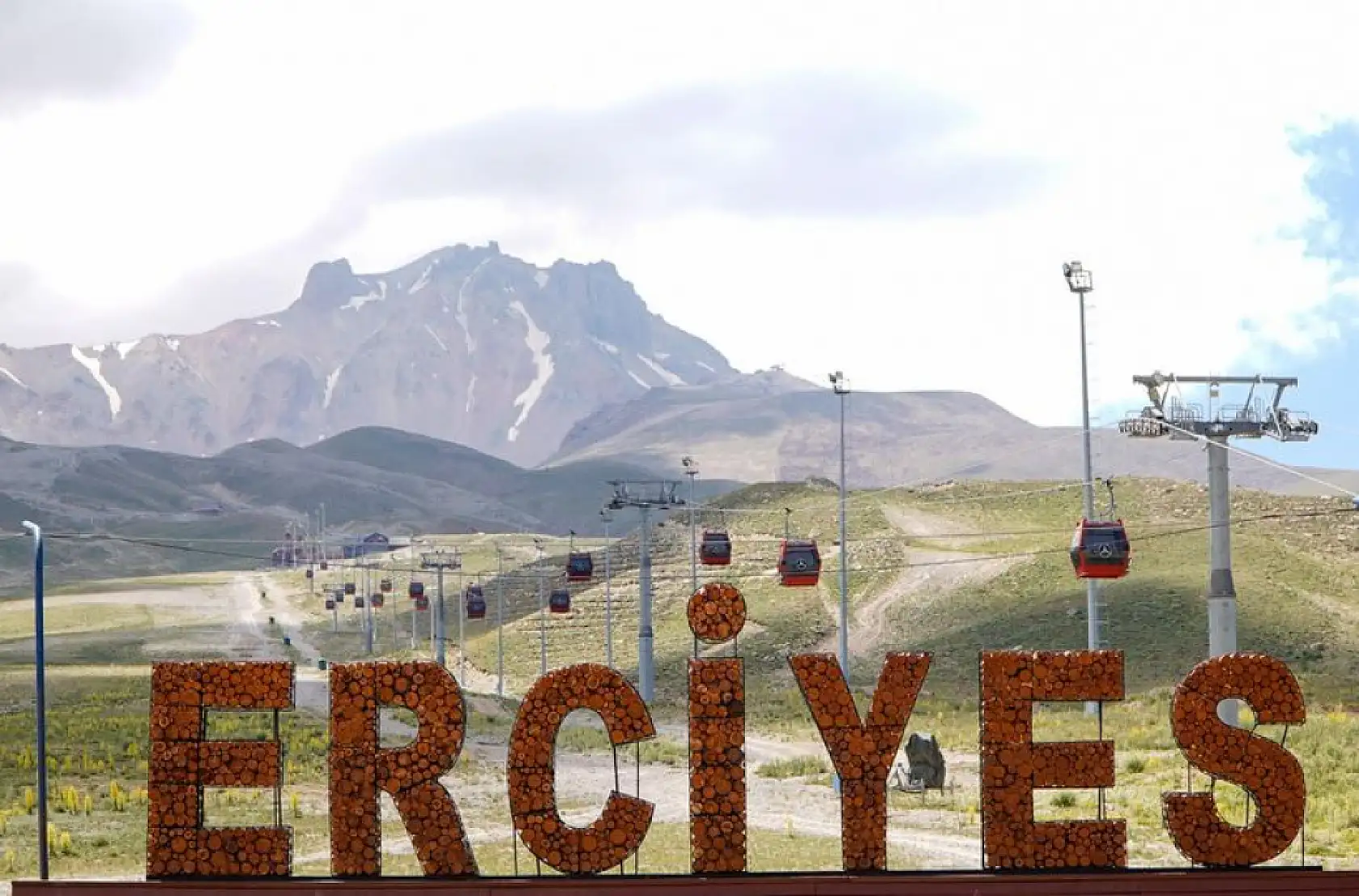 Erciyes'in zirvesinde korkutan, garip ve gizemli bir yüz belirdi! Kent merkezinde o ana şahit olan dönüp bir daha baktı