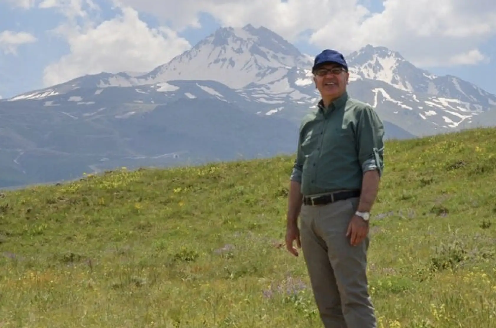 O tepede neler oluyor, ekskavatör orada ne arıyor?