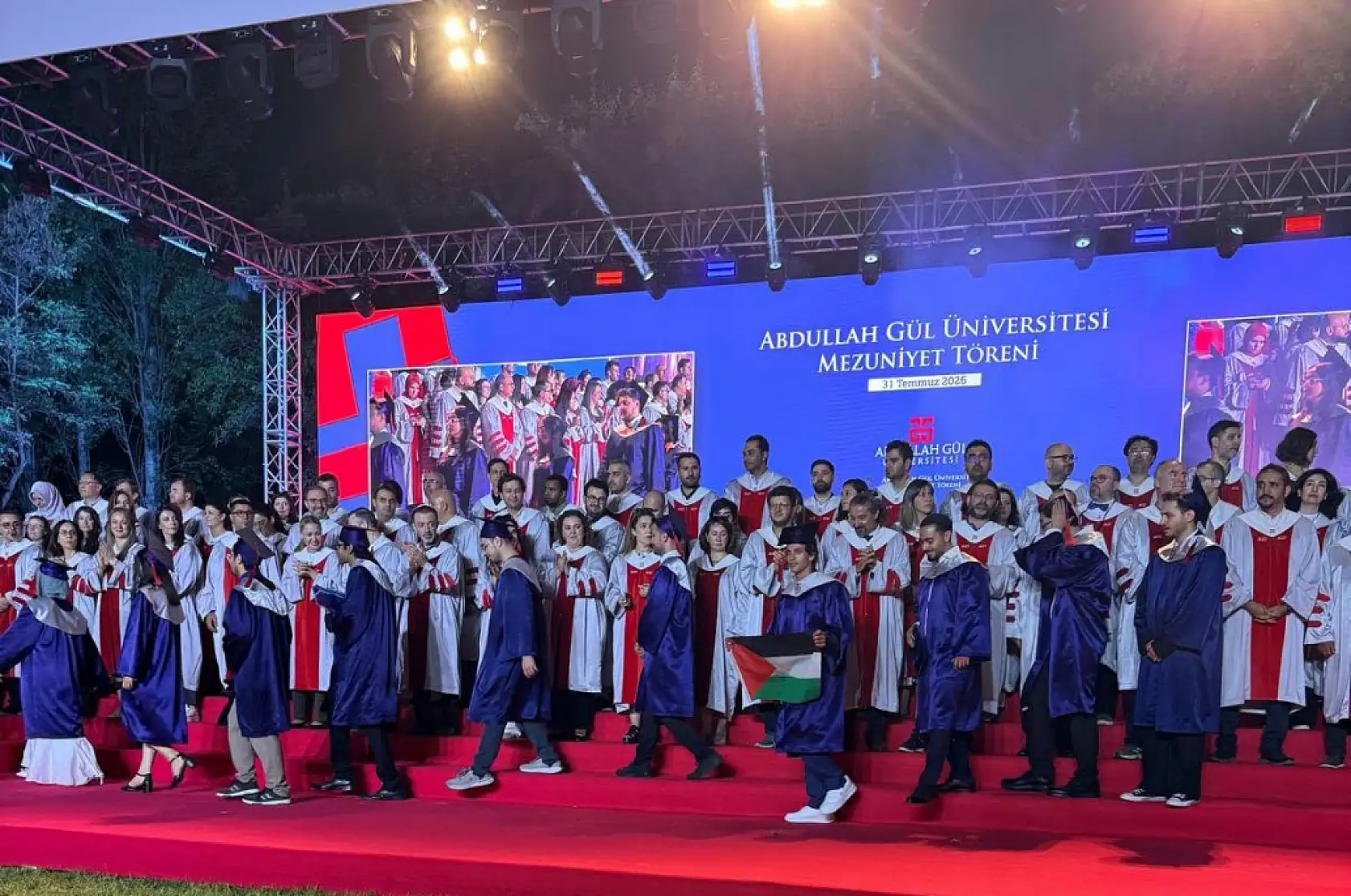 Abdullah Gül Üniversitesi mezuniyet töreninde öğrencilerden manidar pankartlar