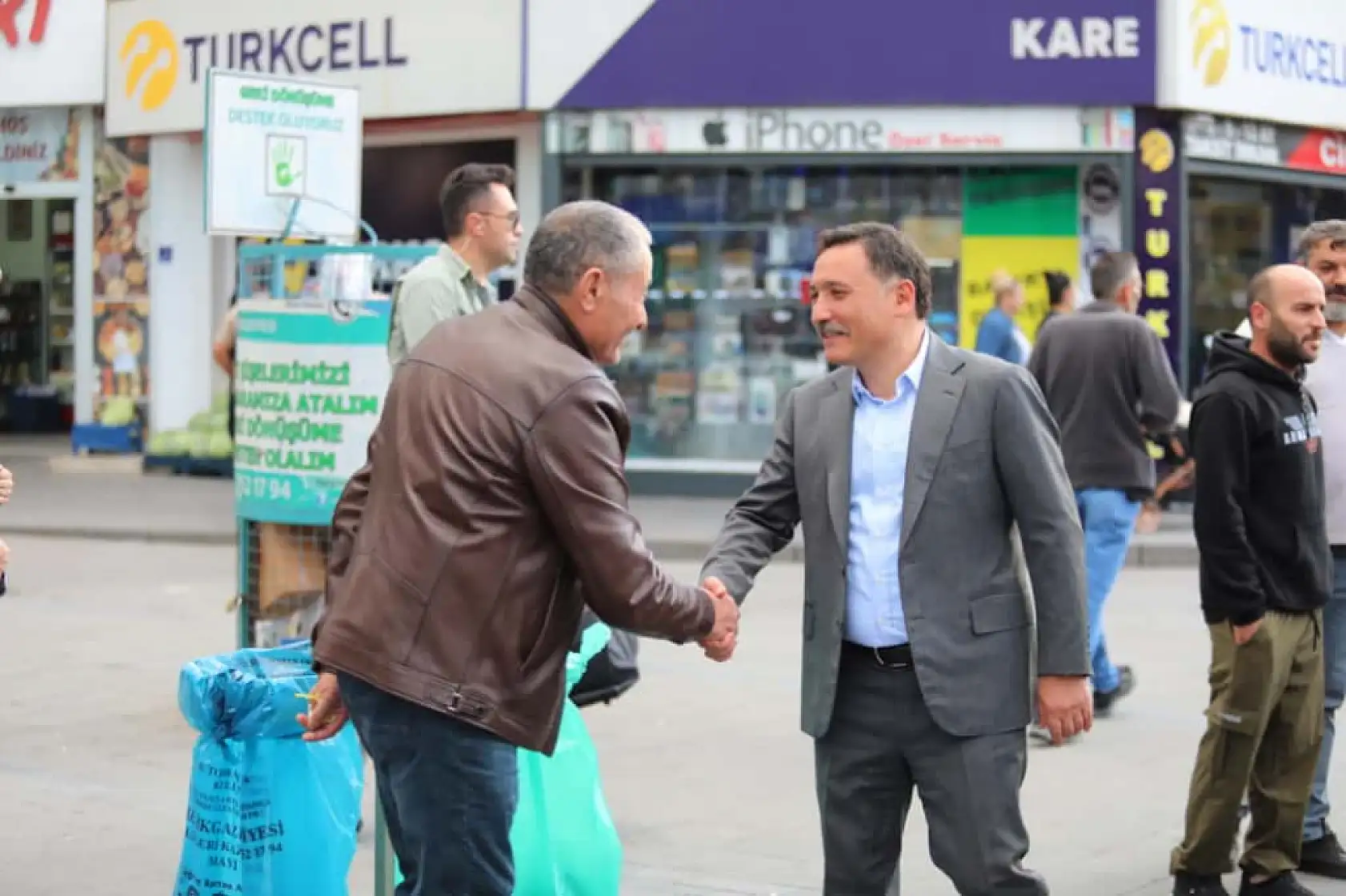 Kayserili esnaf Vali'yi görünce kolonya tuttu!