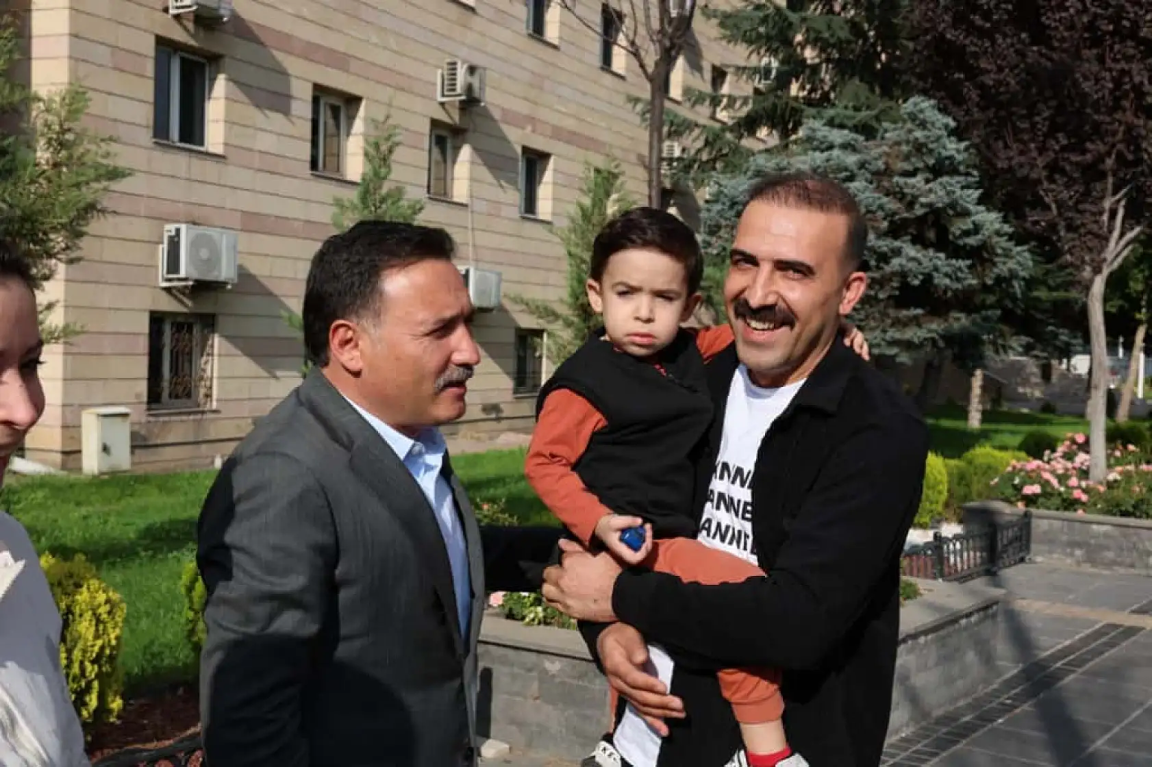 Kayserili esnaf Vali'yi görünce kolonya tuttu!