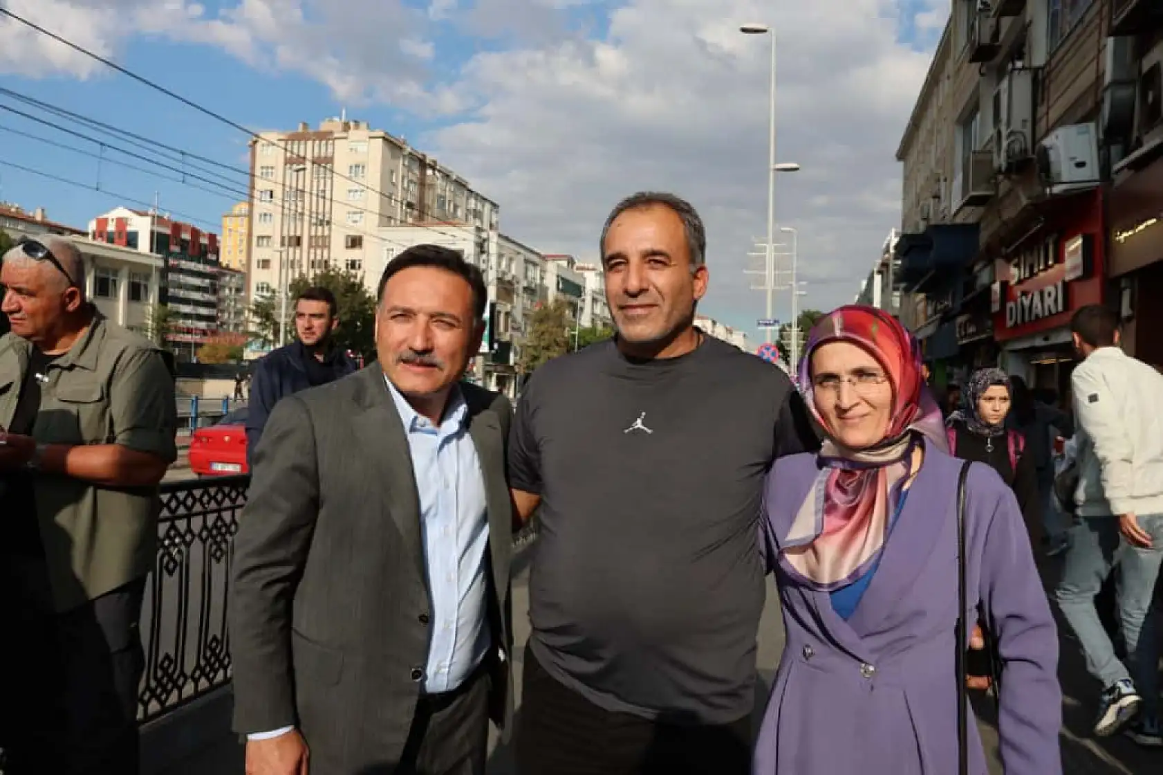 Kayserili esnaf Vali'yi görünce kolonya tuttu!