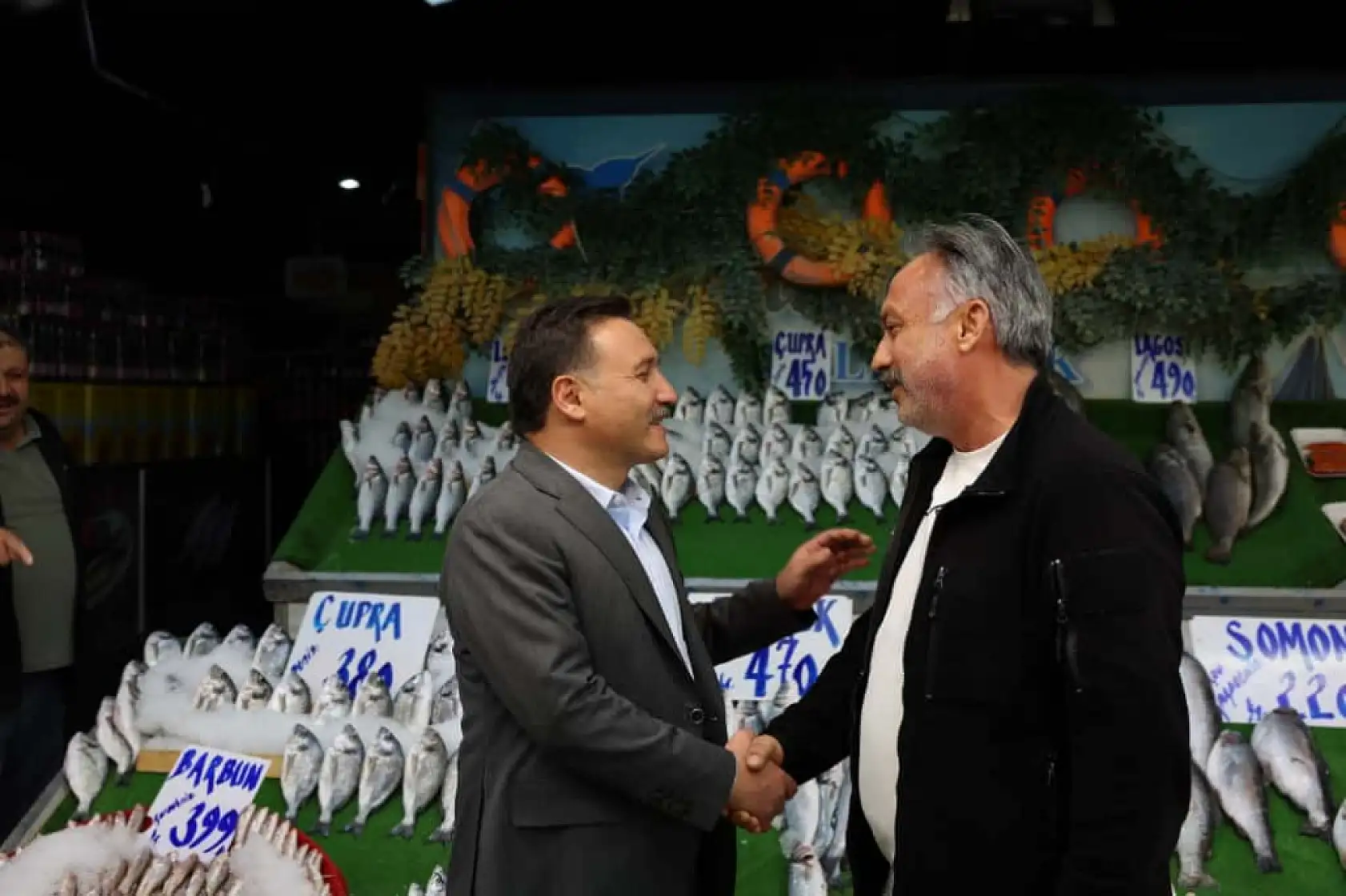 Kayserili esnaf Vali'yi görünce kolonya tuttu!